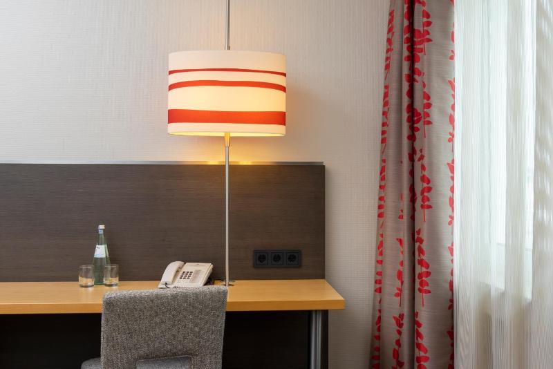 Standard Twin Room image 4