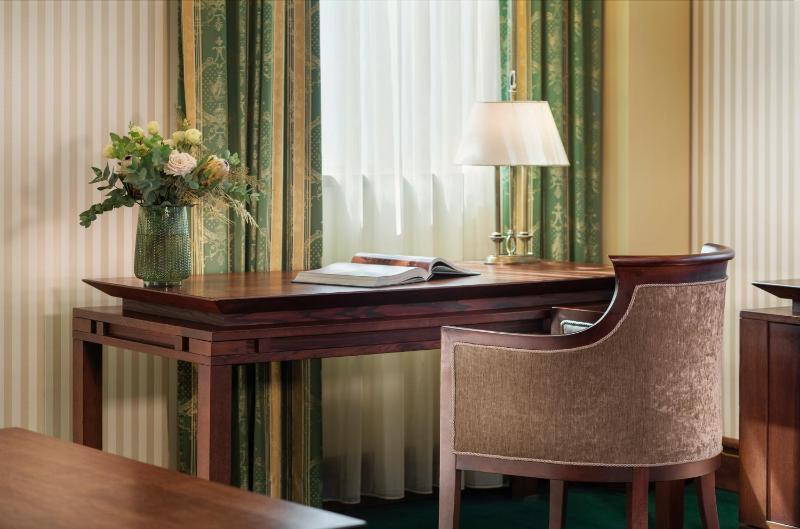 Executive Room with Views to the City or to the National Theatre image 3