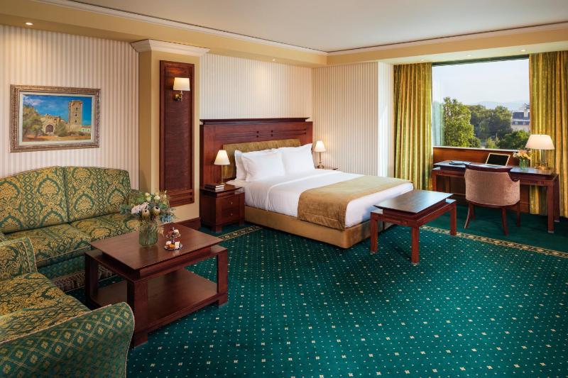 Executive Room with Views to the City or to the National Theatre image 1
