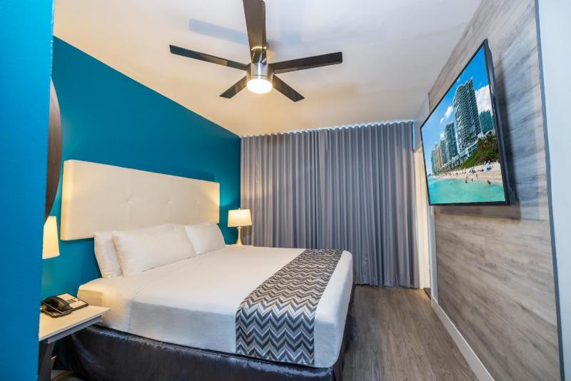 Deluxe King Room image 4