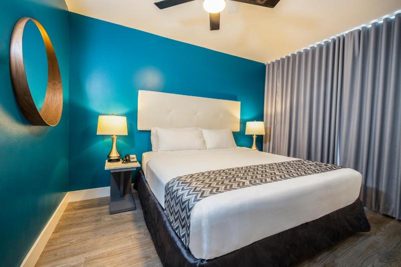Deluxe King Room image 3