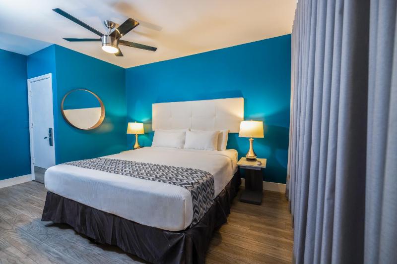 Deluxe King Room image 3