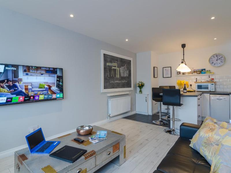 Deluxe Two-Bedroom Apartment with Garden View image 1