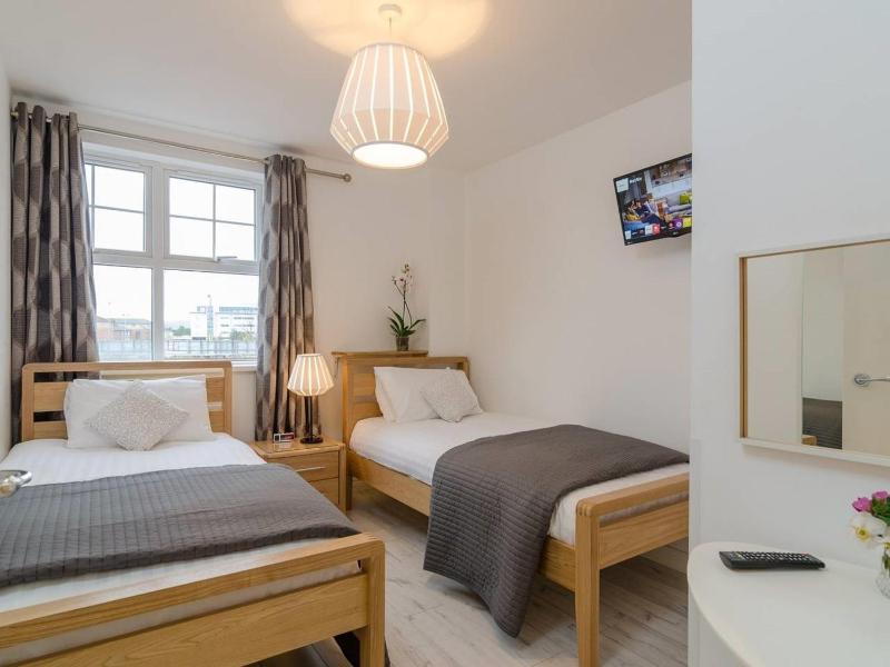 Deluxe Two-Bedroom Apartment with Garden View image 3