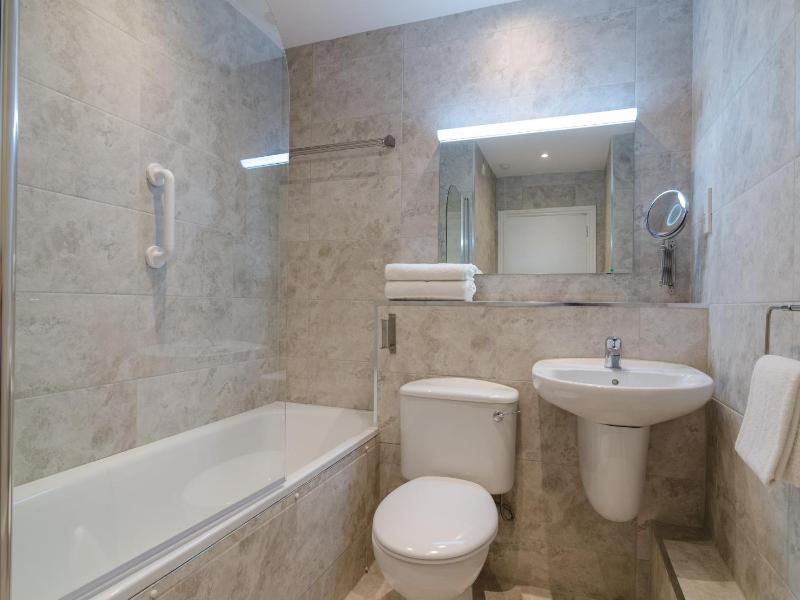 Deluxe Two-Bedroom Apartment with Garden View image 2