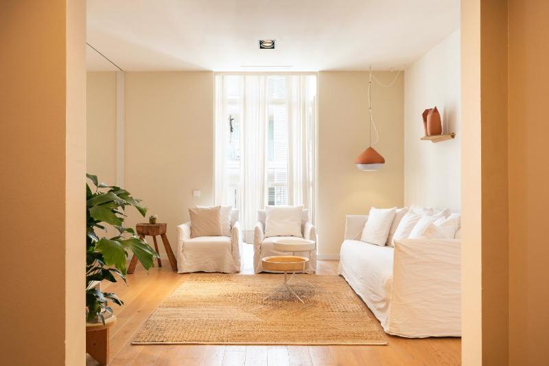 Two-Bedroom with two bathrooms and Inner courtyard view image 1