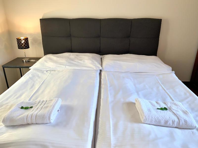 Small Double Room image 3