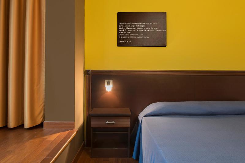 Deluxe Triple Room image 3