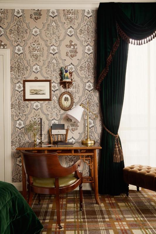 Family Room image 3