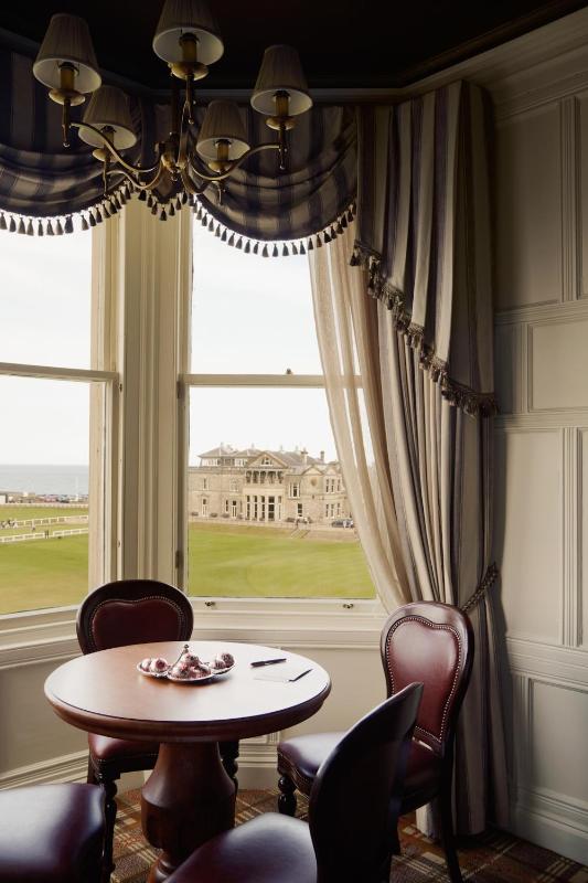 Deluxe Suite with Sea View image 4