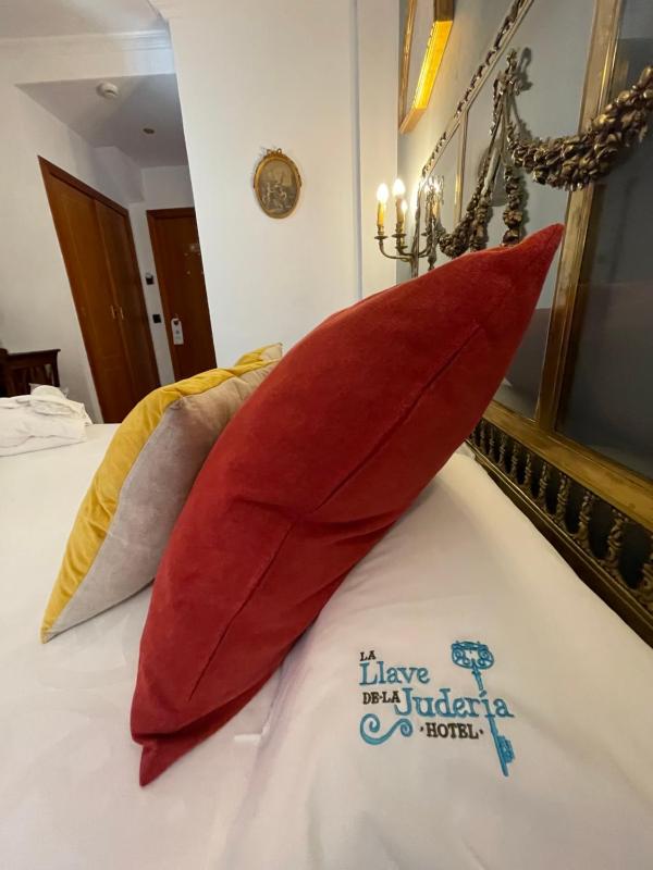 Deluxe Queen Room image 3