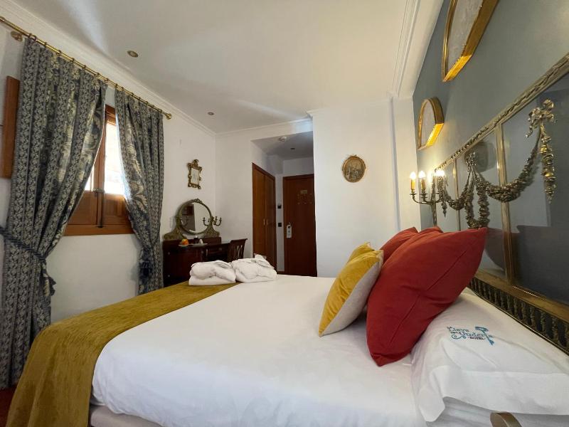 Deluxe Queen Room image 4