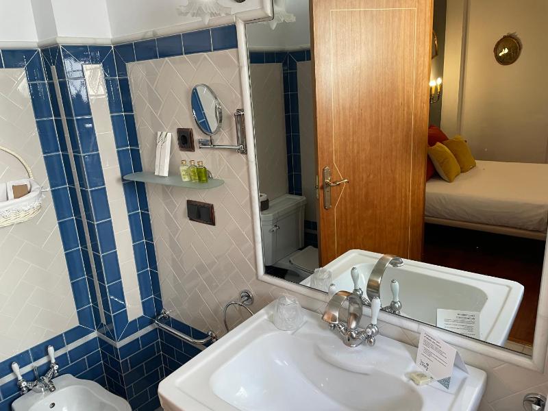 Deluxe Queen Room image 2