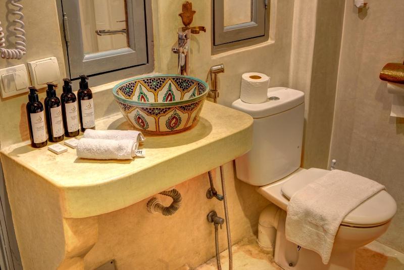 Riad Amaris - image 7