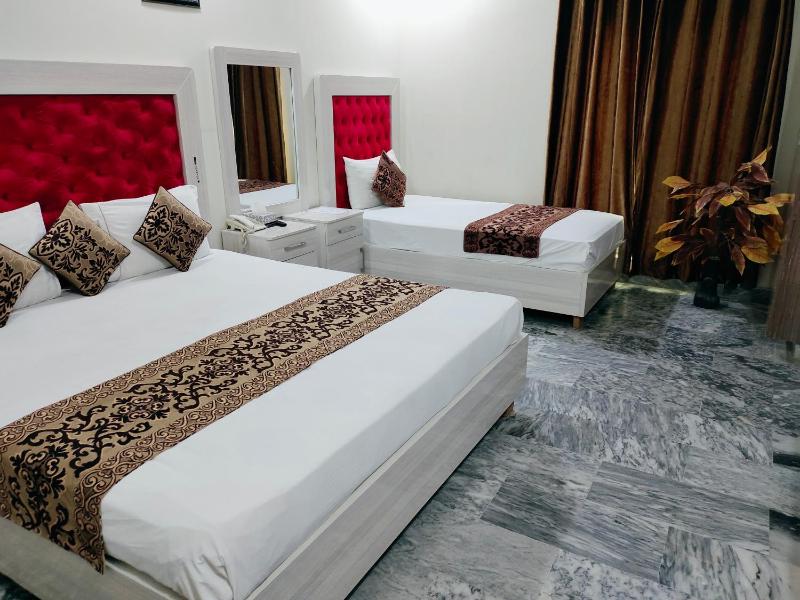 Deluxe Triple Room image 1