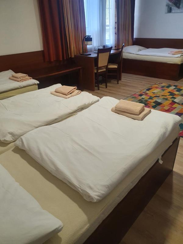 Classic Quadruple Room image 1