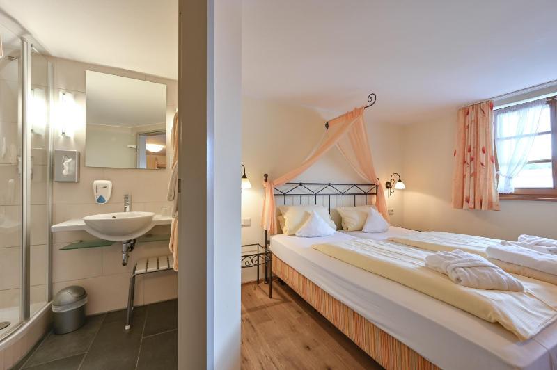 Standard Triple Room image 3