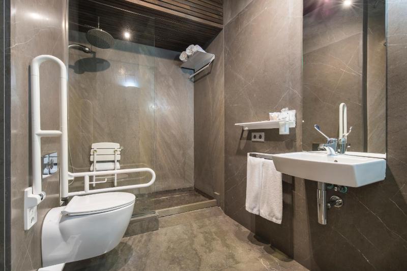 Double or Twin Room with interior patio view image 3