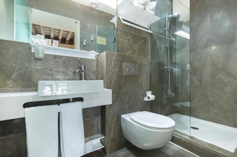 Superior Double or Twin Room with  with Alhambra View image 4