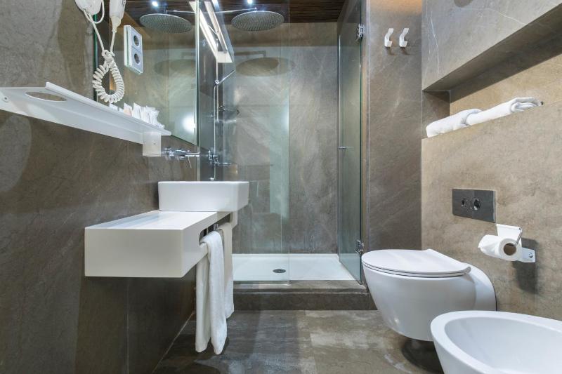 Superior Double or Twin Room with  with Alhambra View image 3