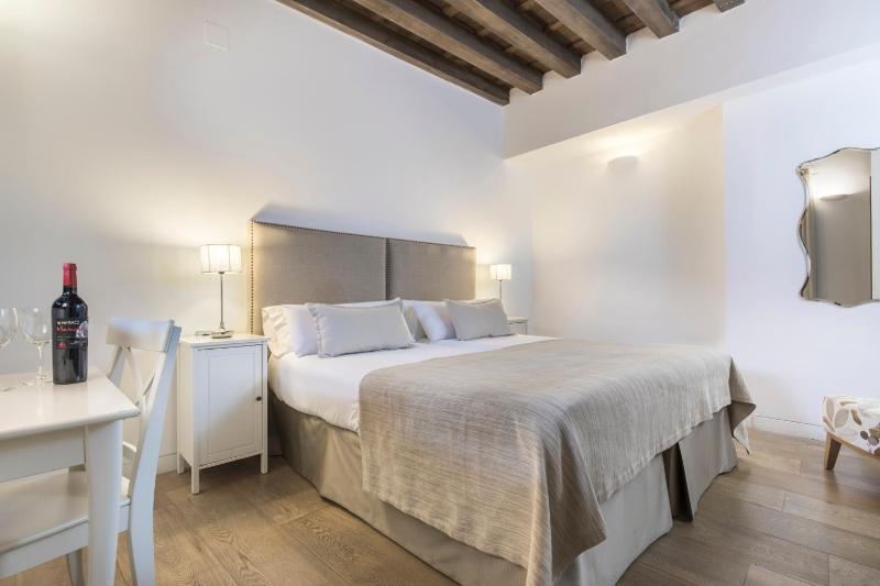 Double or Twin Room with interior patio view image 2