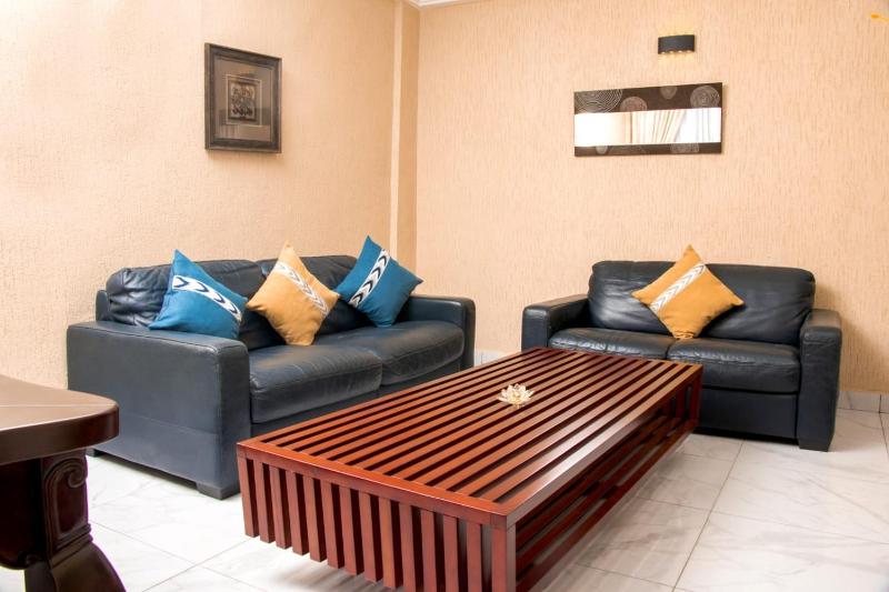 Residence Le Bonheur - 2 Bed Apartment by Douala Mall/Airport - image 2