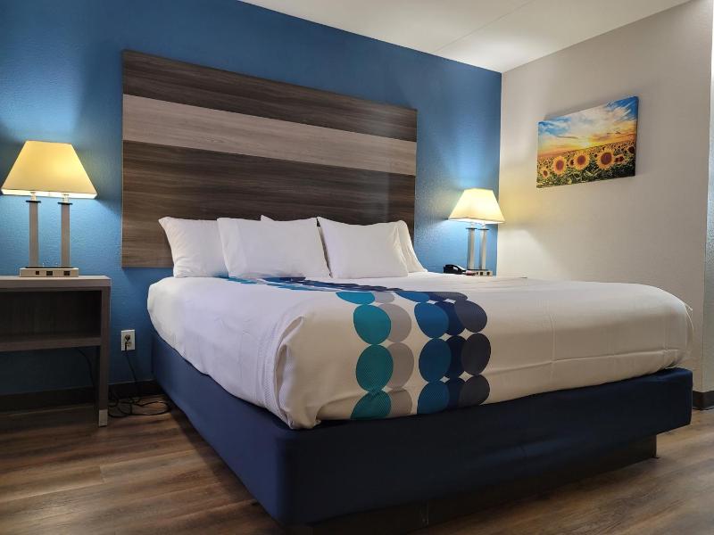 One-Bedroom Family Suite - Non-Smoking image 4