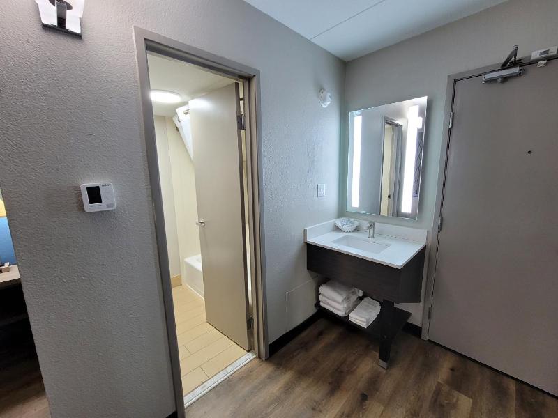 King Room - Non-Smoking image 4