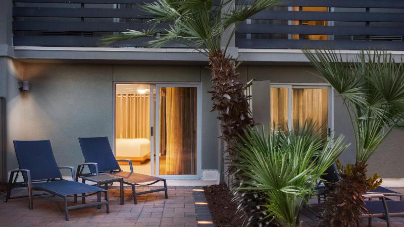 Patio King Room image 4