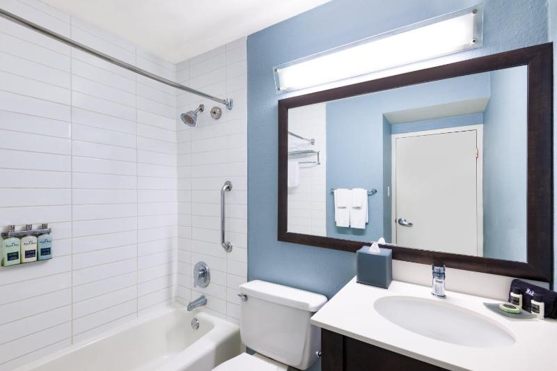 Deluxe King Room image 4