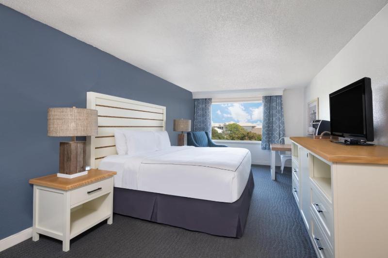 Deluxe King Room image 3