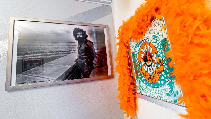 Grateful Dead Room with Shared Bathroom image 3