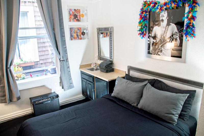 Queen Room with Shared Bathroom image 4