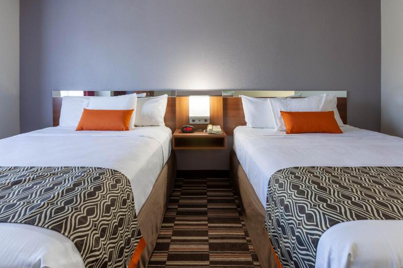 Queen Room with Two Queen Beds - Non-Smoking image 4