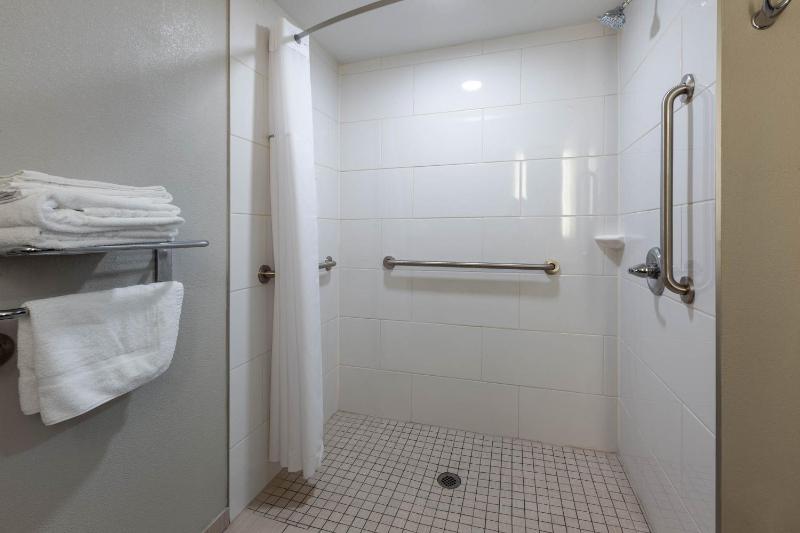 Queen Room with Roll-In Shower - Mobility Accessible/Non-Smoking image 2