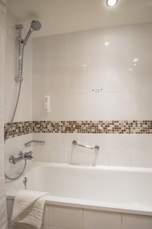 Standard Double Room with Two Double Beds image 1