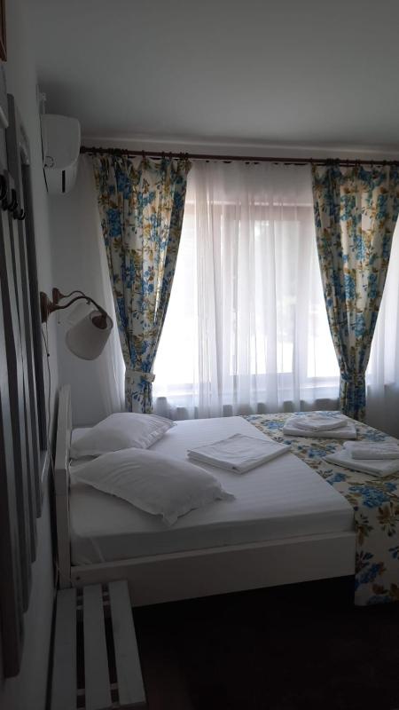 Standard Double Room image 4