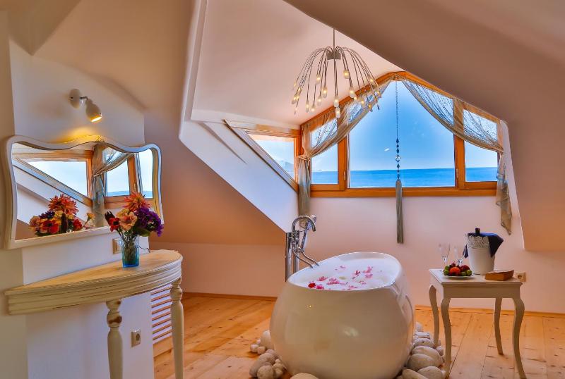 Superior Attic Room with Seaview & Tub  image 4