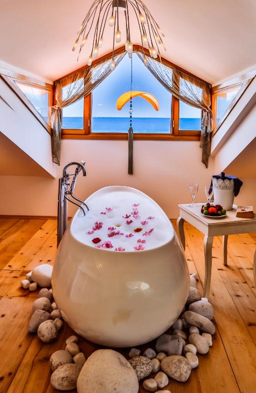 Superior Attic Room with Seaview & Tub  image 1
