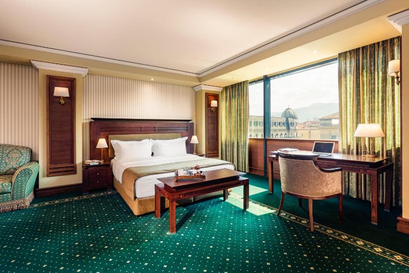 Executive Room with Views to the City or to the National Theatre image 4