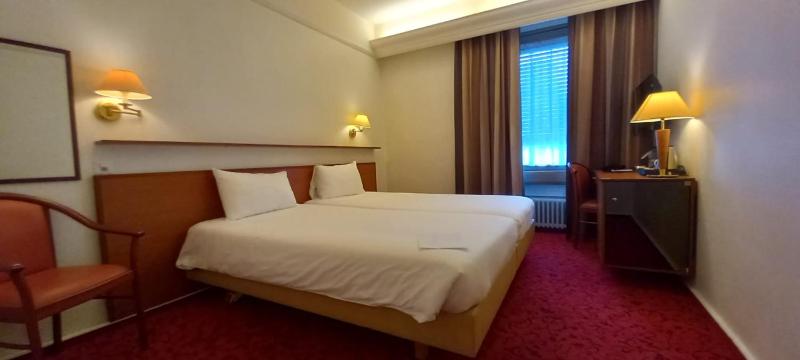 Twin Room image 4