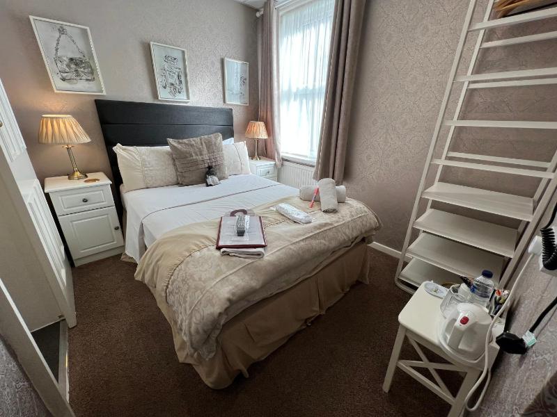 Double Room with Private Bathroom image 1