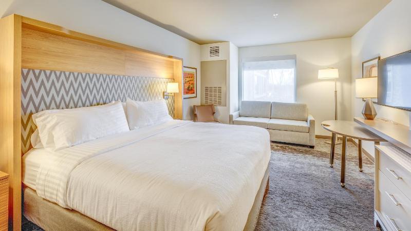 Standard King Room with Sofa Bed image 3