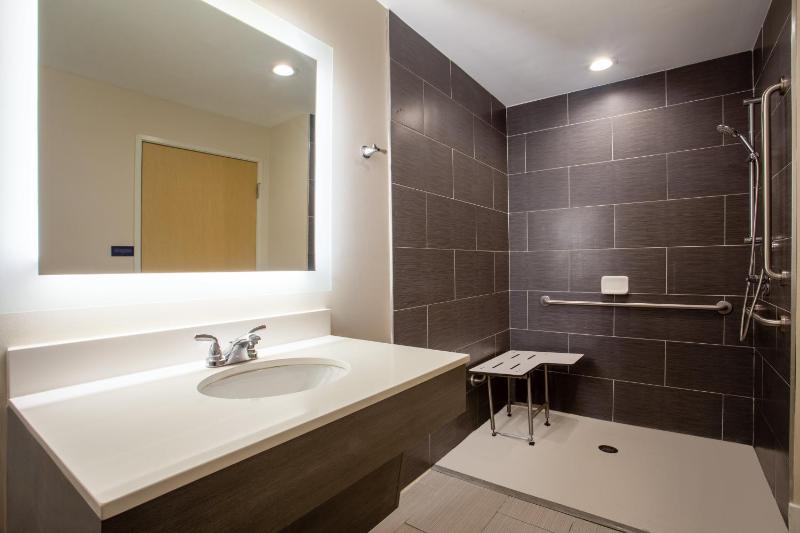 Queen Room with Hearing Accessible Roll In Shower image 2