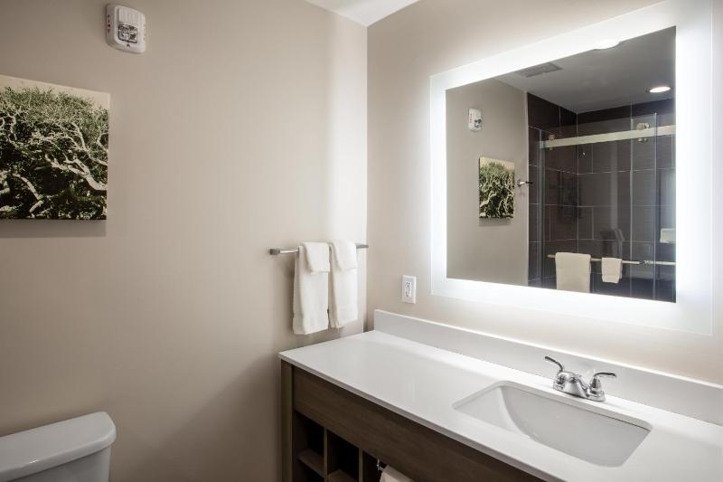 Standard King Room image 4