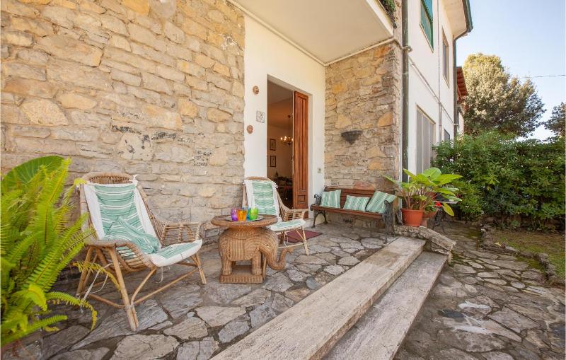 2 Bedroom Cozy Apartment In Tirrenia -Pi- Images