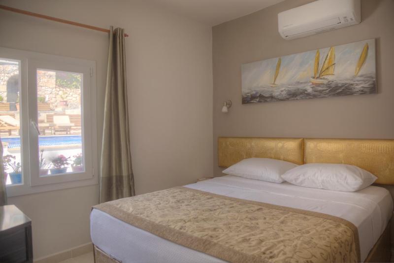 One-Bedroom Suite with Sea View image 2