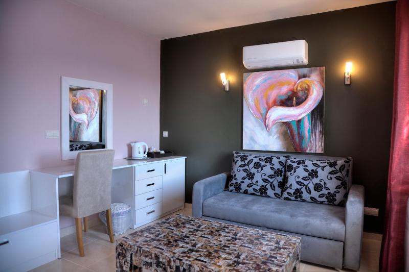 One-Bedroom Suite with Sea View image 4
