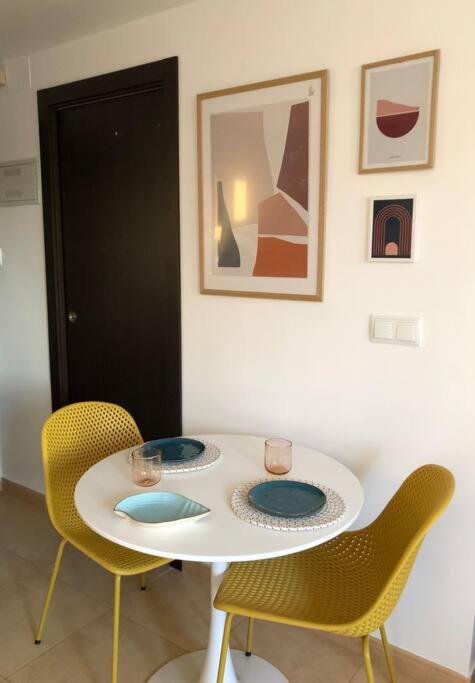 Apartmento studio boho a 1 minuto del puerto y la playa! Images