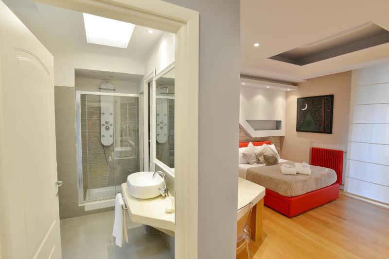 Deluxe Double Room with Bath image 3